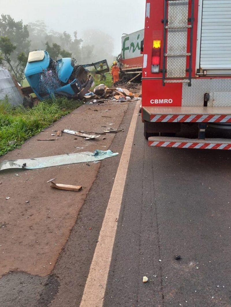 Colisão entre caminhões deixa um morto na BR-364 em Pimenta Bueno