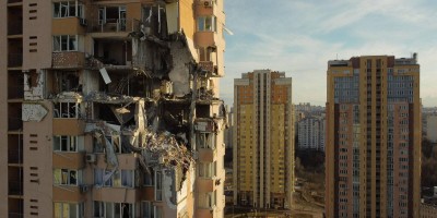 Guerra na Ucrânia: Míssil atinge prédio residencial da capital Kiev; veja o vídeo