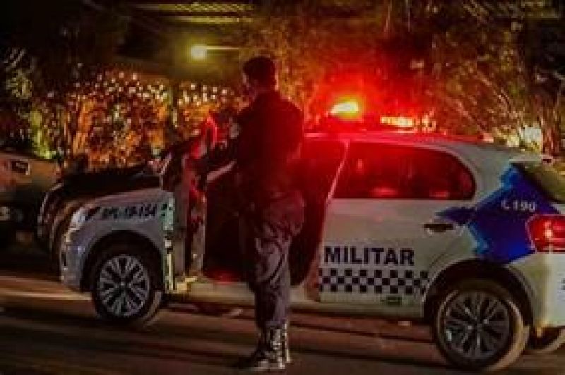 Sargento da PM é amarrado durante roubo de armas e caminhonete Sargento da PM é amarrado durante roubo de armas e caminhonete