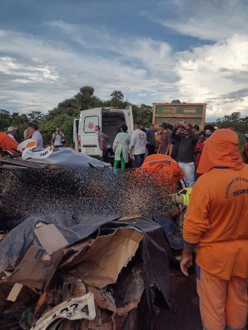 Grave acidente em Pimenta Bueno deixa carro prensado entre dois caminhões e cinco pessoas presas nas ferragens