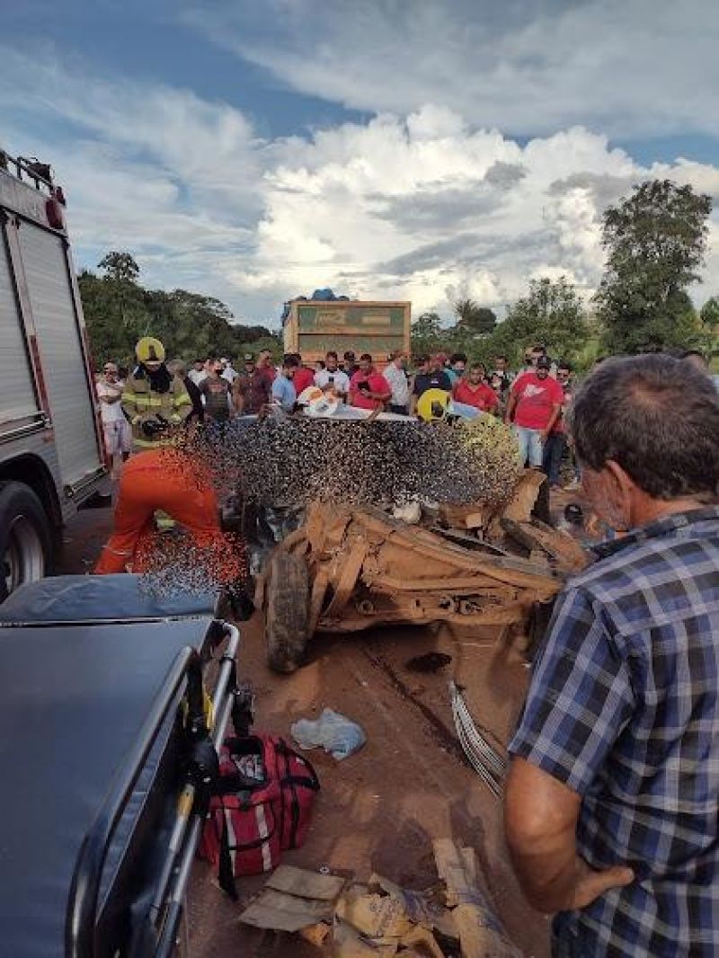 Grave acidente em Pimenta Bueno deixa carro prensado entre dois caminhões e cinco pessoas presas nas ferragens
