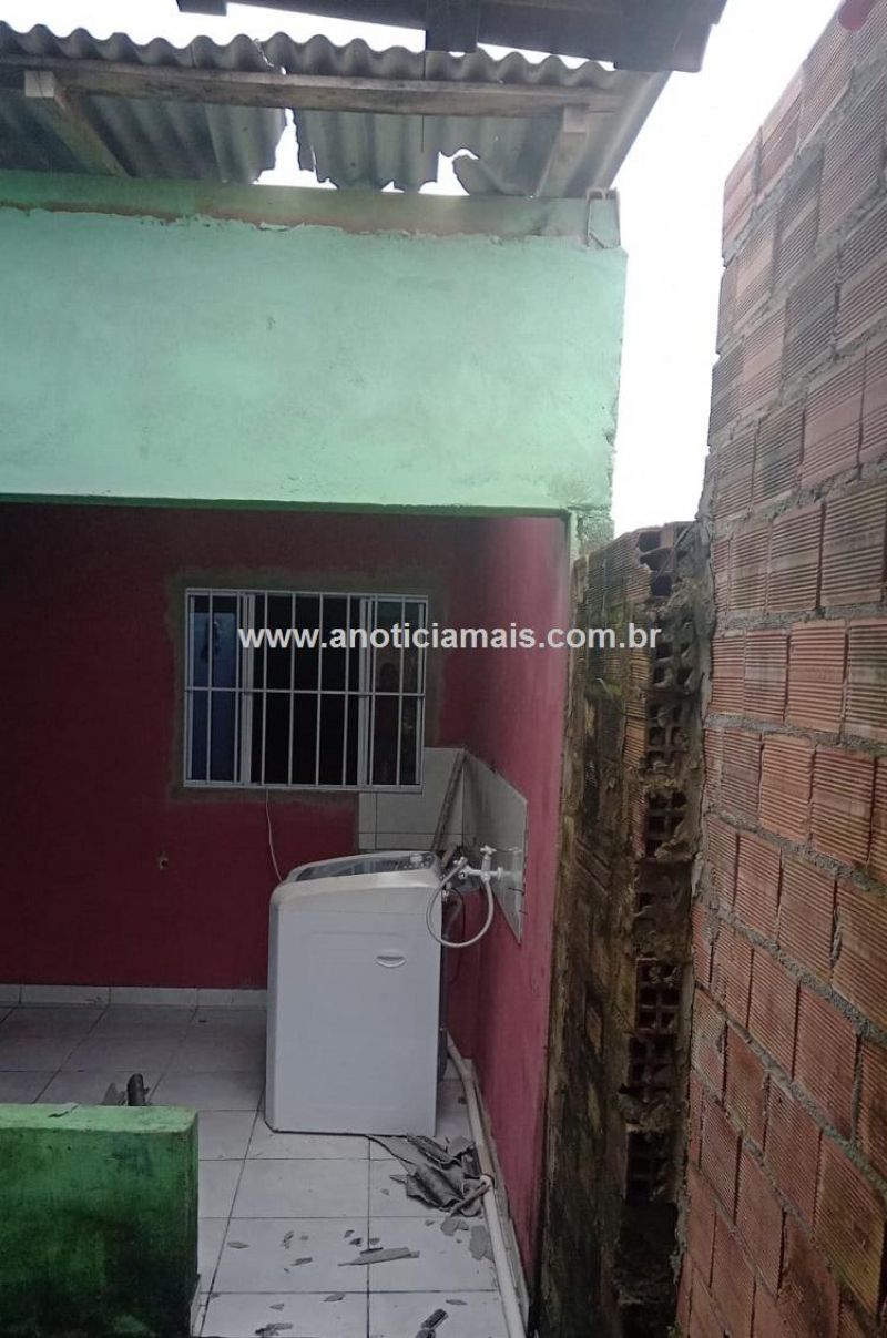 Jaru: Garoto de 12 anos fica ferido ao cair de telhado após subir para tirar pipa Jaru: Garoto de 12 anos fica ferido ao cair de telhado após subir para tirar pipa