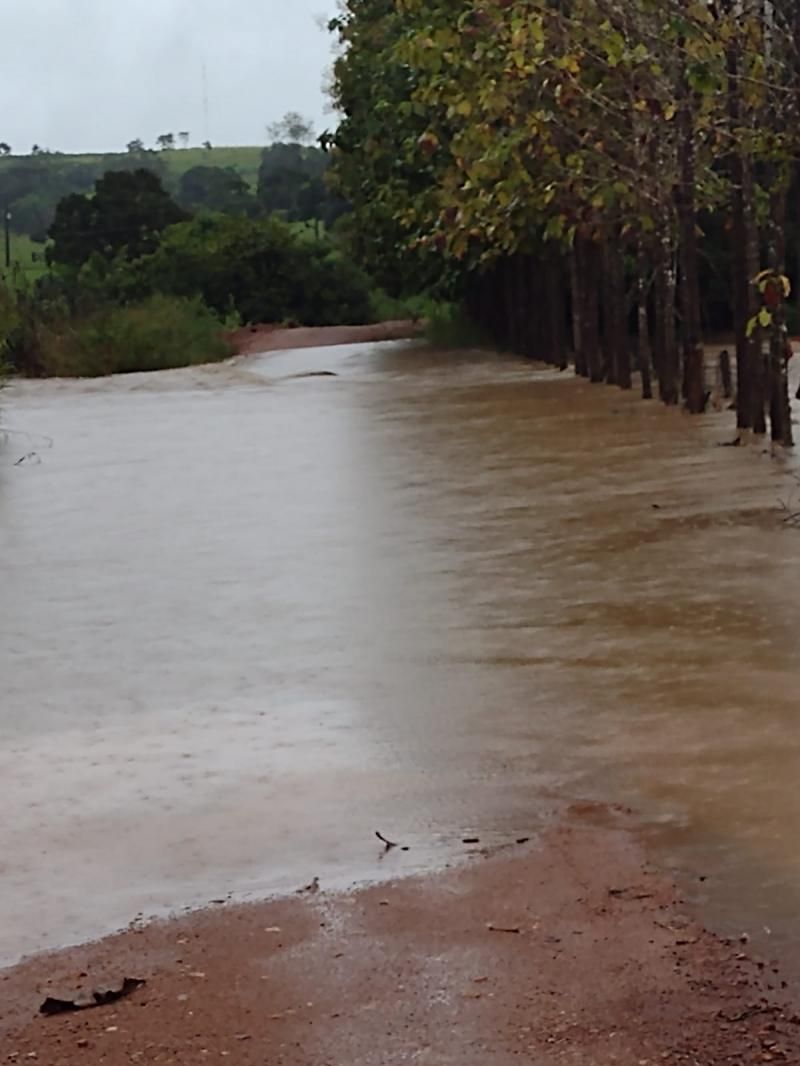 Forte chuvas deste fim de semana comprometeram pontes e bueiros, em Rolim de Moura Forte chuvas deste fim de semana comprometeram pontes e bueiros, em Rolim de Moura