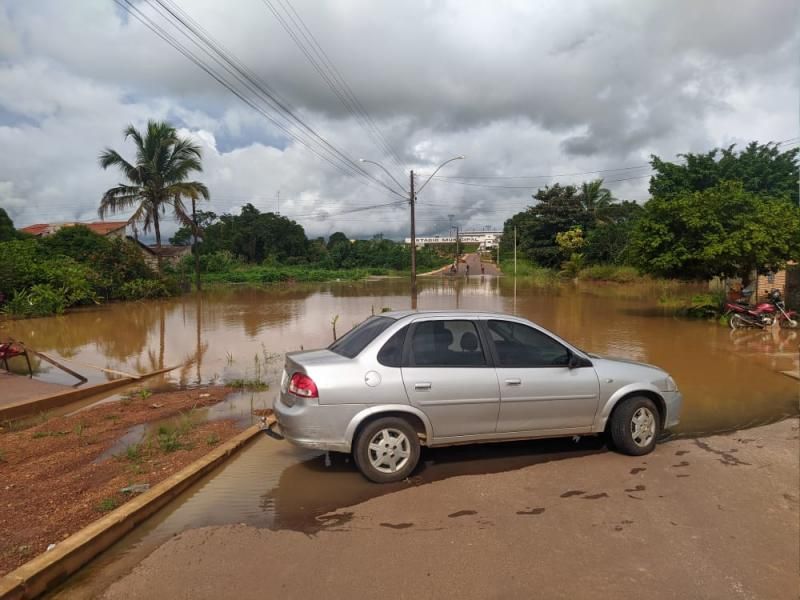 Transbordamento do Rio Anta já interdita vias e invade residências em Rolim de Moura; veja fotos Transbordamento do Rio Anta já interdita vias e invade residências em Rolim de Moura; veja fotos