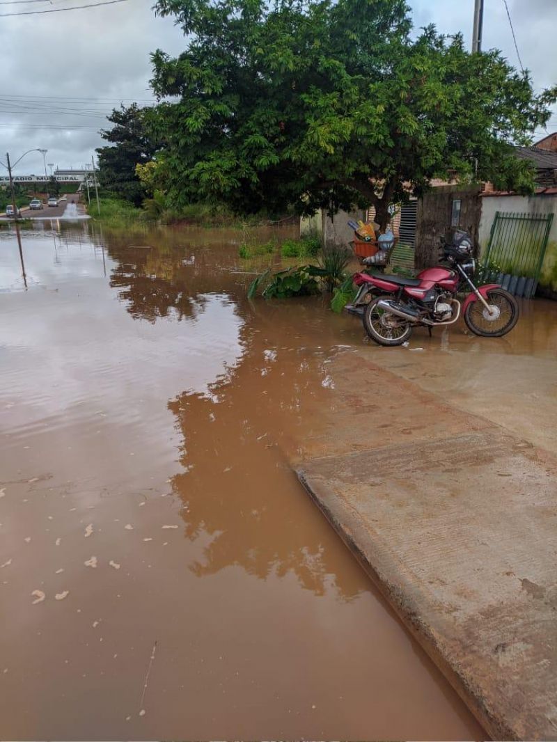 Transbordamento do Rio Anta já interdita vias e invade residências em Rolim de Moura; veja fotos Transbordamento do Rio Anta já interdita vias e invade residências em Rolim de Moura; veja fotos