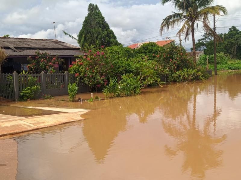 Transbordamento do Rio Anta já interdita vias e invade residências em Rolim de Moura; veja fotos Transbordamento do Rio Anta já interdita vias e invade residências em Rolim de Moura; veja fotos