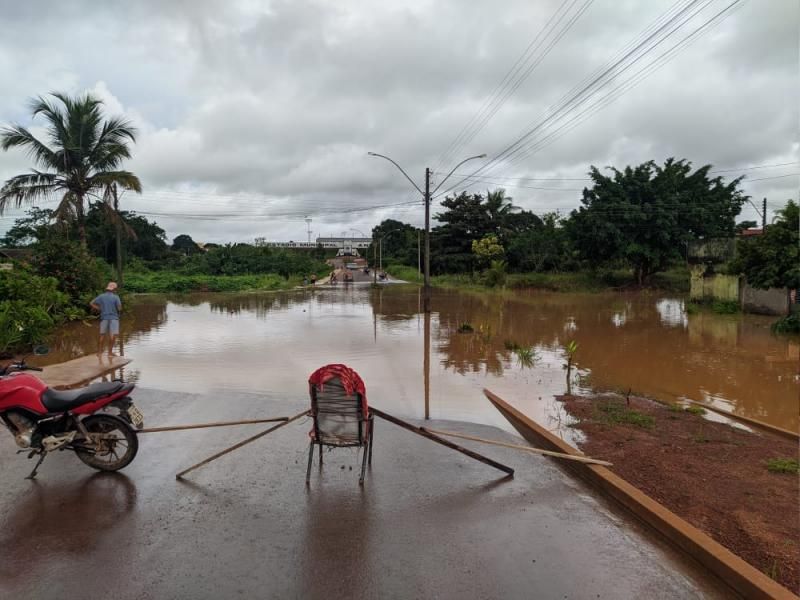 Transbordamento do Rio Anta já interdita vias e invade residências em Rolim de Moura; veja fotos Transbordamento do Rio Anta já interdita vias e invade residências em Rolim de Moura; veja fotos