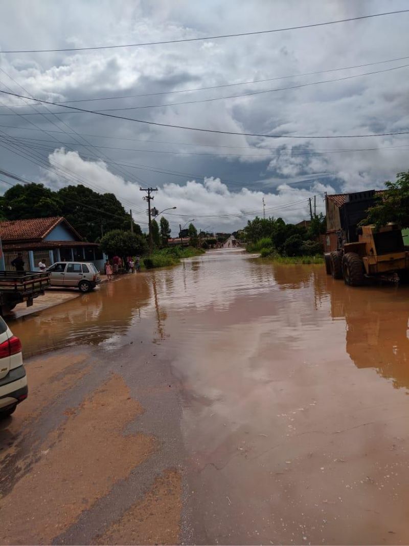 Transbordamento do Rio Anta já interdita vias e invade residências em Rolim de Moura; veja fotos Transbordamento do Rio Anta já interdita vias e invade residências em Rolim de Moura; veja fotos