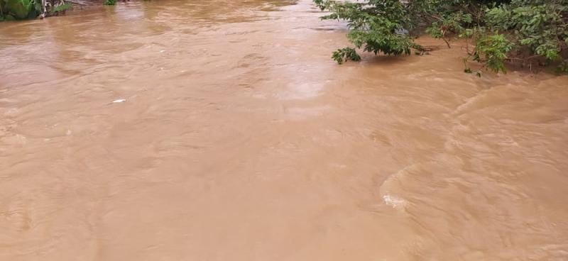 Transbordamento do Rio Anta já interdita vias e invade residências em Rolim de Moura; veja fotos Transbordamento do Rio Anta já interdita vias e invade residências em Rolim de Moura; veja fotos