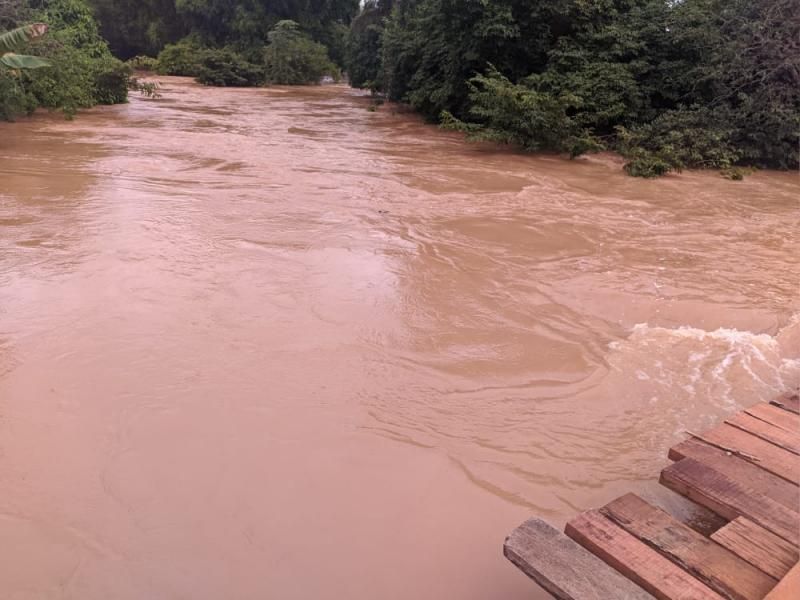 Transbordamento do Rio Anta já interdita vias e invade residências em Rolim de Moura; veja fotos Transbordamento do Rio Anta já interdita vias e invade residências em Rolim de Moura; veja fotos