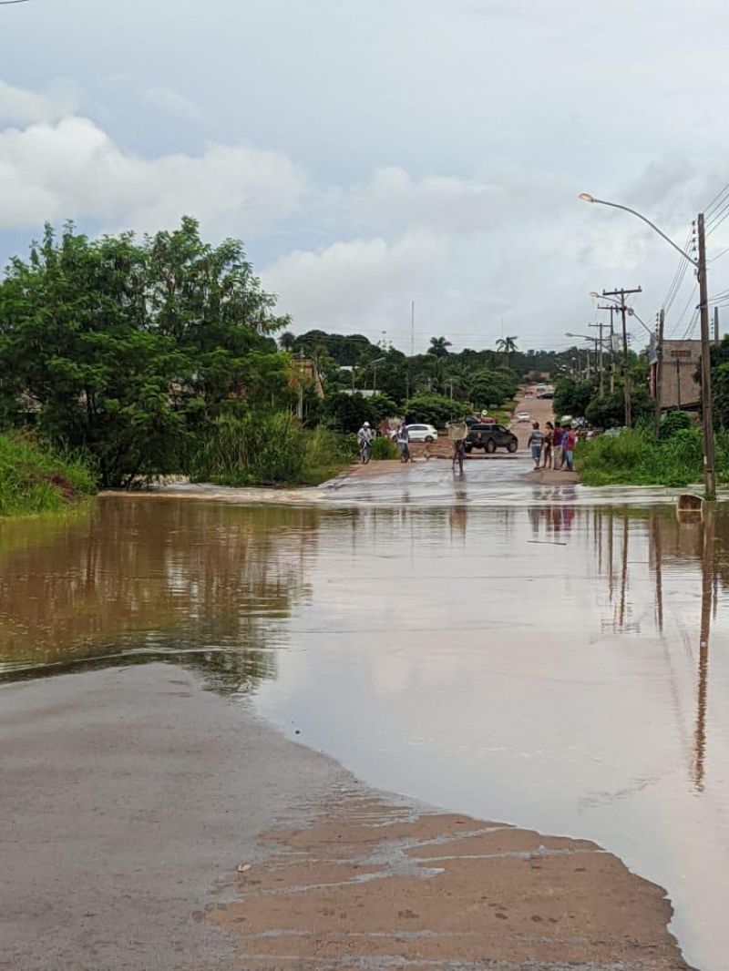 Transbordamento do Rio Anta já interdita vias e invade residências em Rolim de Moura; veja fotos Transbordamento do Rio Anta já interdita vias e invade residências em Rolim de Moura; veja fotos