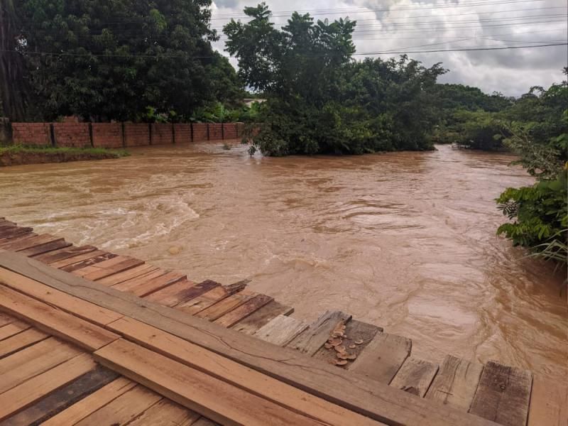 Transbordamento do Rio Anta já interdita vias e invade residências em Rolim de Moura; veja fotos Transbordamento do Rio Anta já interdita vias e invade residências em Rolim de Moura; veja fotos
