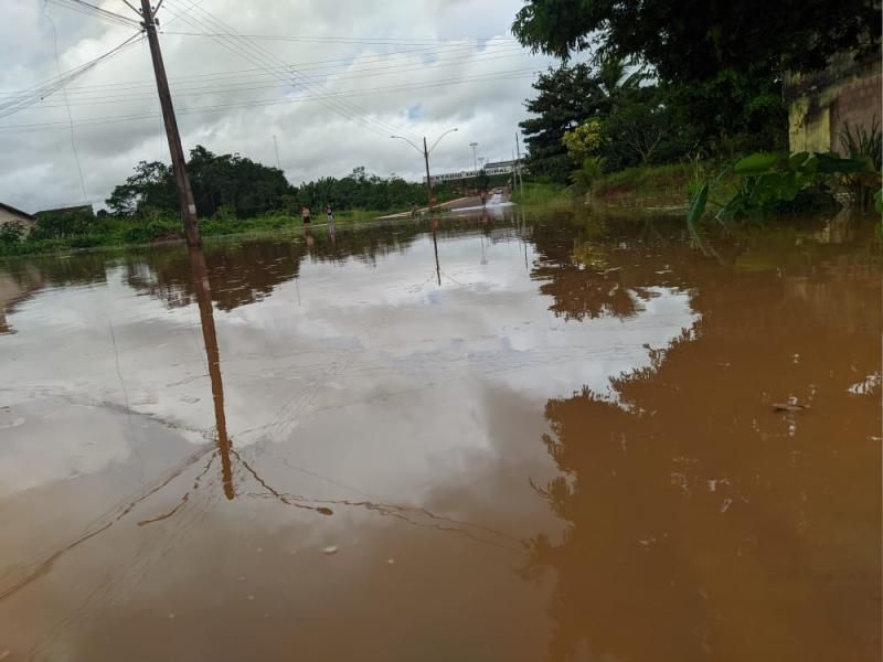 Transbordamento do Rio Anta já interdita vias e invade residências em Rolim de Moura; veja fotos Transbordamento do Rio Anta já interdita vias e invade residências em Rolim de Moura; veja fotos