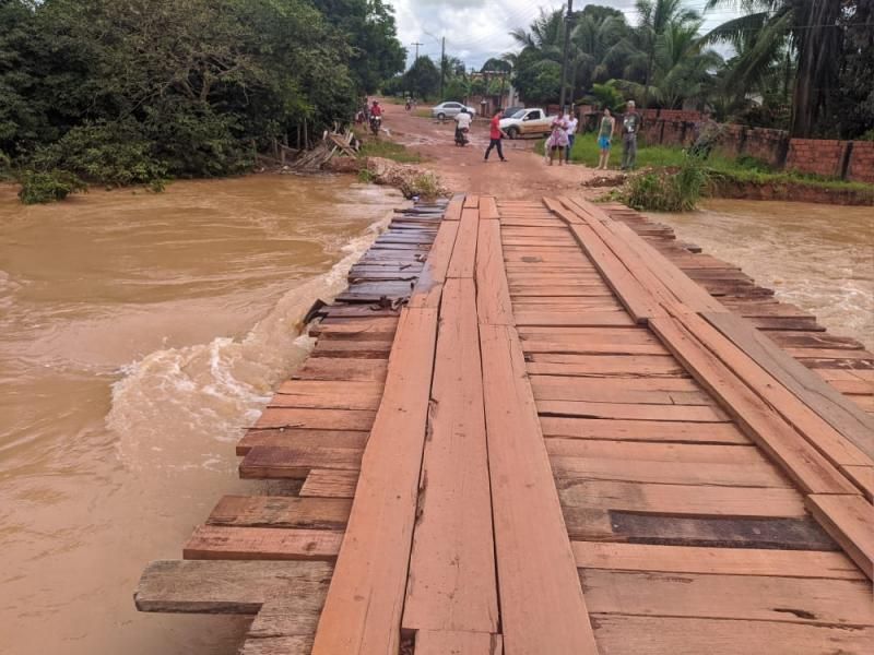 Transbordamento do Rio Anta já interdita vias e invade residências em Rolim de Moura; veja fotos Transbordamento do Rio Anta já interdita vias e invade residências em Rolim de Moura; veja fotos