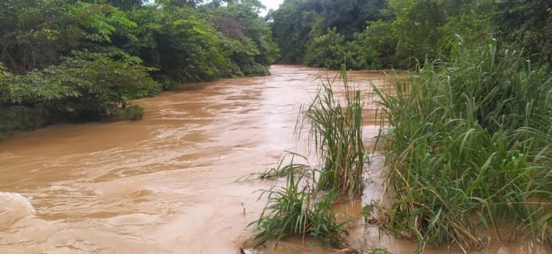 Transbordamento do Rio Anta já interdita vias e invade residências em Rolim de Moura; veja fotos Transbordamento do Rio Anta já interdita vias e invade residências em Rolim de Moura; veja fotos