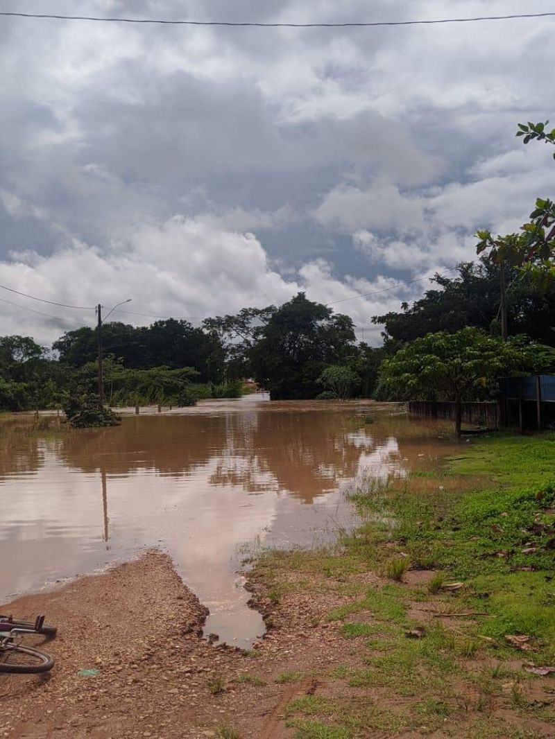 Transbordamento do Rio Anta já interdita vias e invade residências em Rolim de Moura; veja fotos Transbordamento do Rio Anta já interdita vias e invade residências em Rolim de Moura; veja fotos