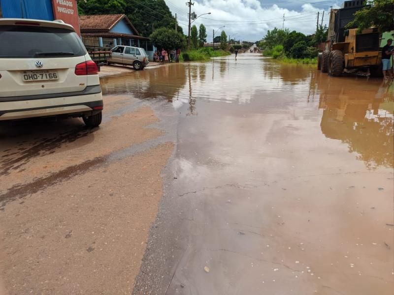 Transbordamento do Rio Anta já interdita vias e invade residências em Rolim de Moura; veja fotos Transbordamento do Rio Anta já interdita vias e invade residências em Rolim de Moura; veja fotos