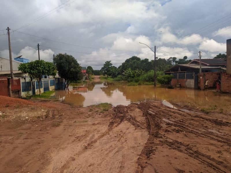 Transbordamento do Rio Anta já interdita vias e invade residências em Rolim de Moura; veja fotos Transbordamento do Rio Anta já interdita vias e invade residências em Rolim de Moura; veja fotos