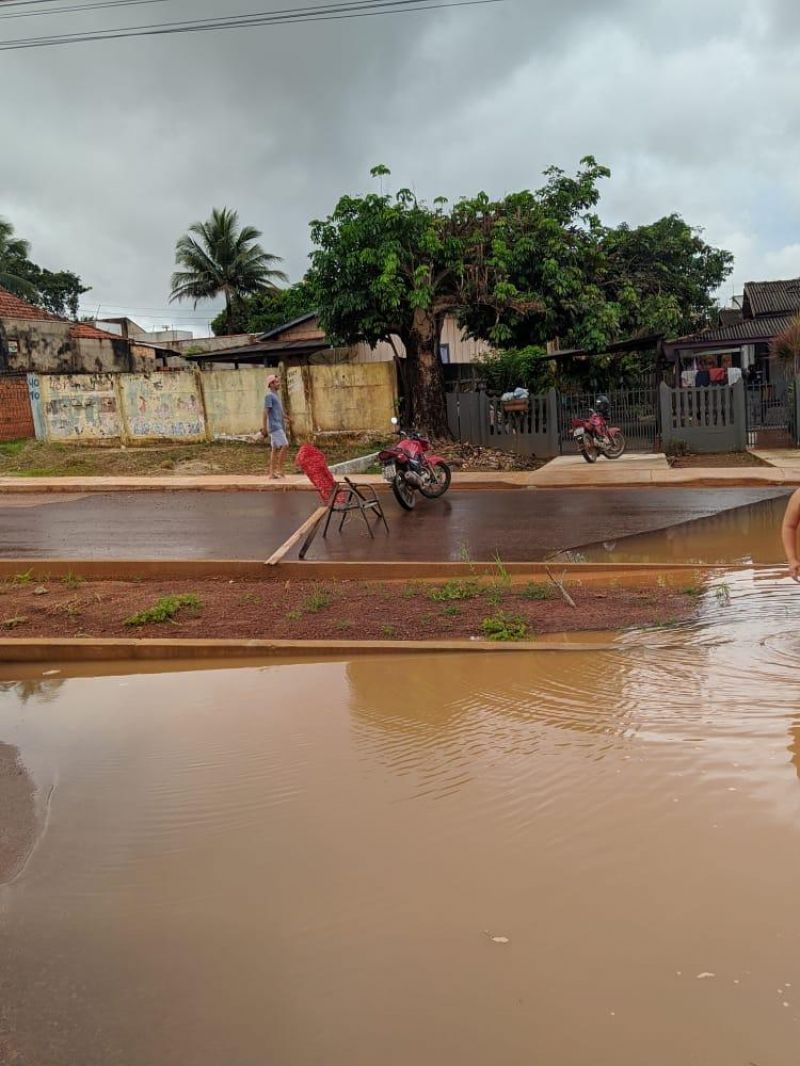 Transbordamento do Rio Anta já interdita vias e invade residências em Rolim de Moura; veja fotos Transbordamento do Rio Anta já interdita vias e invade residências em Rolim de Moura; veja fotos