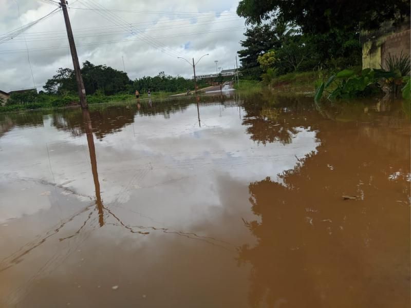 Transbordamento do Rio Anta já interdita vias e invade residências em Rolim de Moura; veja fotos Transbordamento do Rio Anta já interdita vias e invade residências em Rolim de Moura; veja fotos