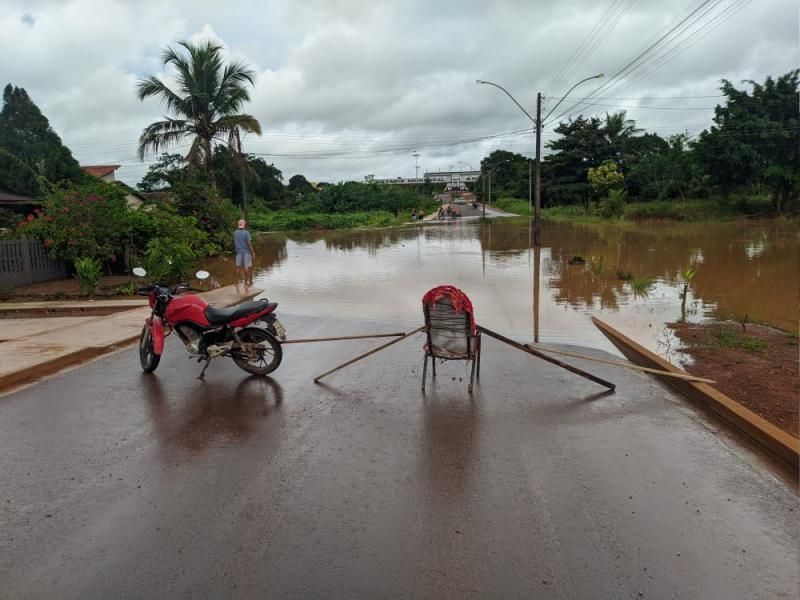 Transbordamento do Rio Anta já interdita vias e invade residências em Rolim de Moura; veja fotos Transbordamento do Rio Anta já interdita vias e invade residências em Rolim de Moura; veja fotos