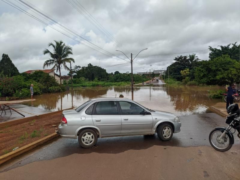 Transbordamento do Rio Anta já interdita vias e invade residências em Rolim de Moura; veja fotos Transbordamento do Rio Anta já interdita vias e invade residências em Rolim de Moura; veja fotos
