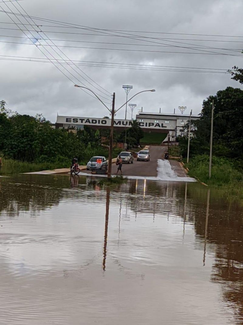 Transbordamento do Rio Anta já interdita vias e invade residências em Rolim de Moura; veja fotos Transbordamento do Rio Anta já interdita vias e invade residências em Rolim de Moura; veja fotos