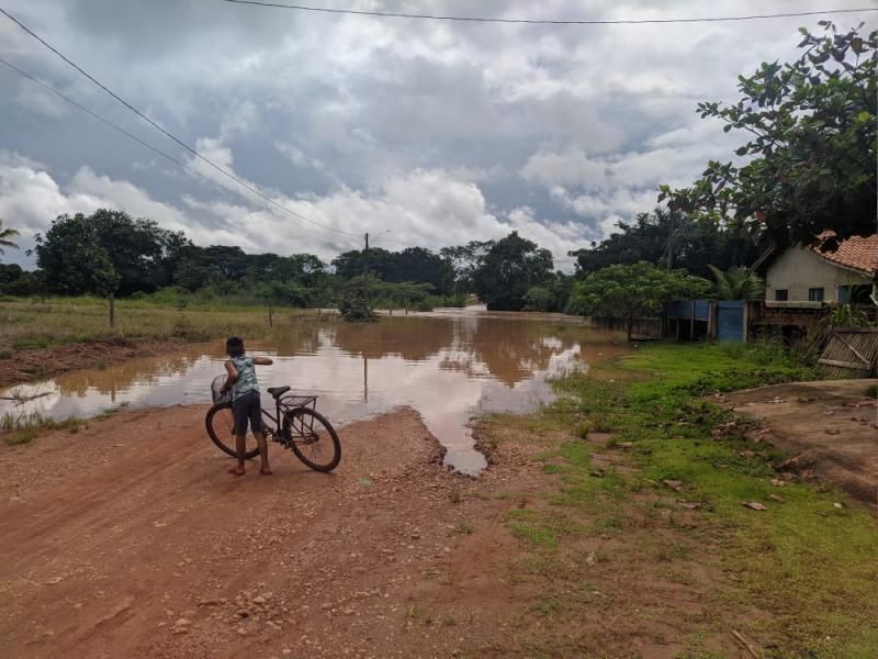Transbordamento do Rio Anta já interdita vias e invade residências em Rolim de Moura; veja fotos Transbordamento do Rio Anta já interdita vias e invade residências em Rolim de Moura; veja fotos