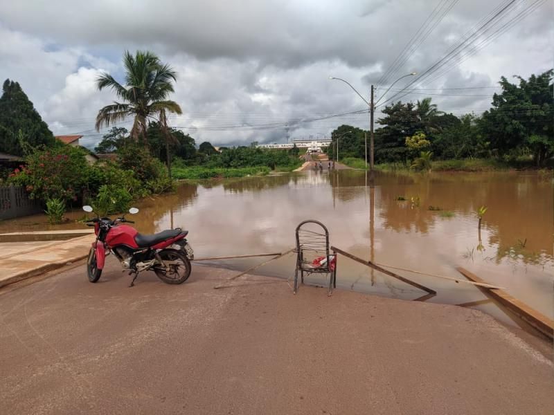 Transbordamento do Rio Anta já interdita vias e invade residências em Rolim de Moura; veja fotos Transbordamento do Rio Anta já interdita vias e invade residências em Rolim de Moura; veja fotos