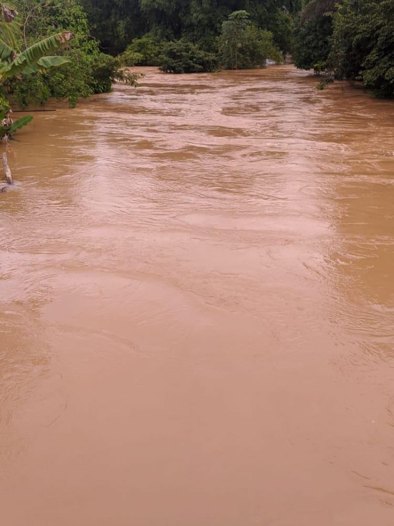 Transbordamento do Rio Anta já interdita vias e invade residências em Rolim de Moura; veja fotos Transbordamento do Rio Anta já interdita vias e invade residências em Rolim de Moura; veja fotos