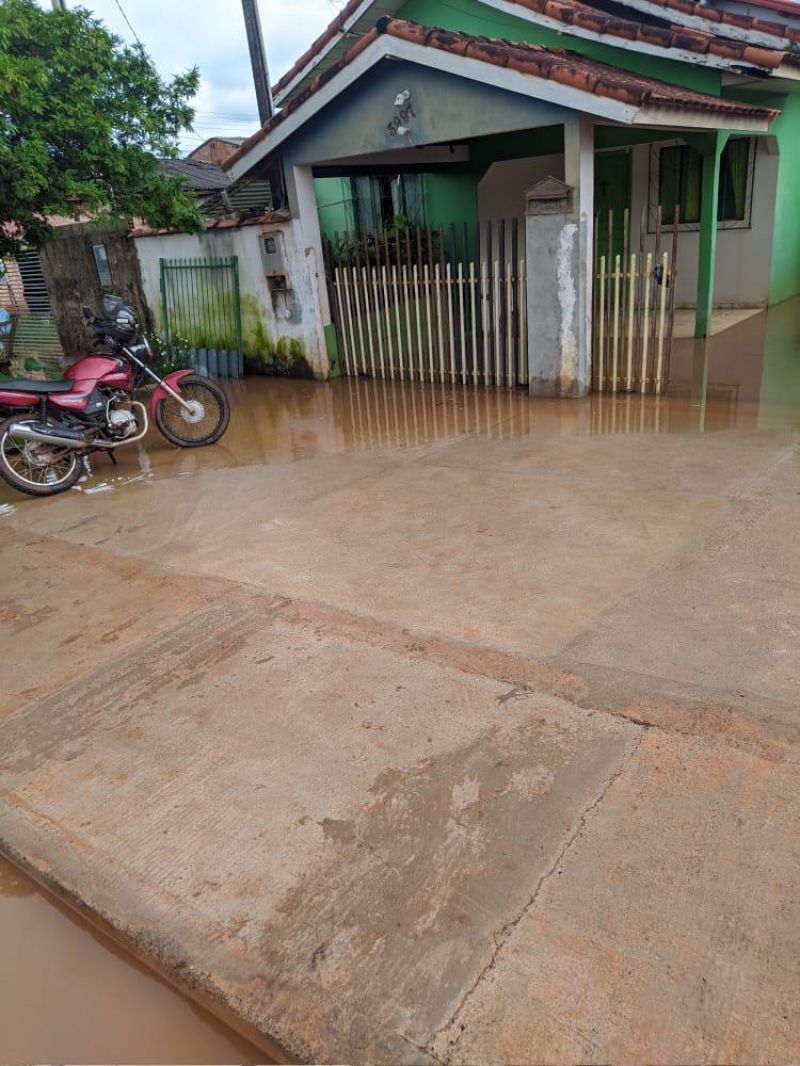 Transbordamento do Rio Anta já interdita vias e invade residências em Rolim de Moura; veja fotos Transbordamento do Rio Anta já interdita vias e invade residências em Rolim de Moura; veja fotos