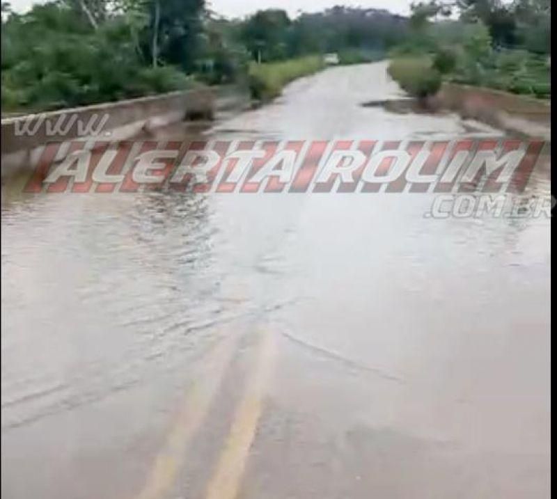 Rio São Pedro, na RO-383 entre Rolim e Cacoal, transborda e já está passando em cima da rodovia; veja vídeos Rio São Pedro, na RO-383 entre Rolim e Cacoal, transborda e já está passando em cima da rodovia; veja vídeos