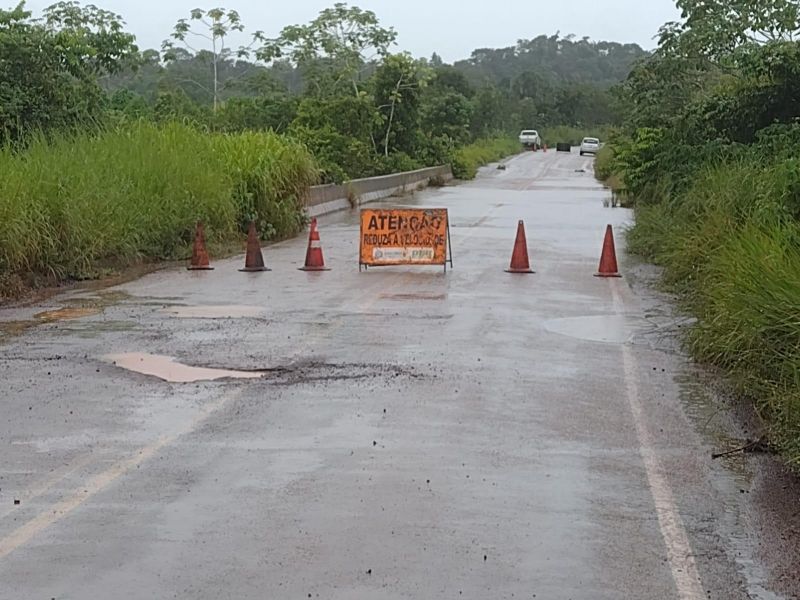 RO-383, entre Rolim e Cacoal, é interditada devido a enchente do rio São Pedro; veja o vídeo RO-383, entre Rolim e Cacoal, é interditada devido a enchente do rio São Pedro; veja o vídeo