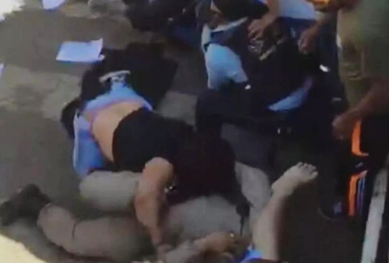 Mulher espancada investe contra PM Mulher espancada investe contra PM