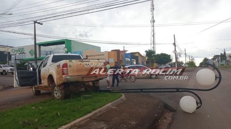 Condutor avança via preferencial e atinge contra caminhonete no Centro de Rolim de Moura; veja o vídeo