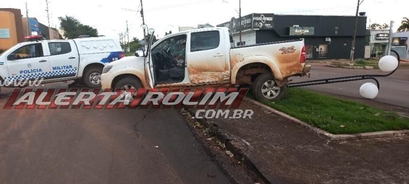Condutor avança via preferencial e atinge contra caminhonete no Centro de Rolim de Moura; veja o vídeo