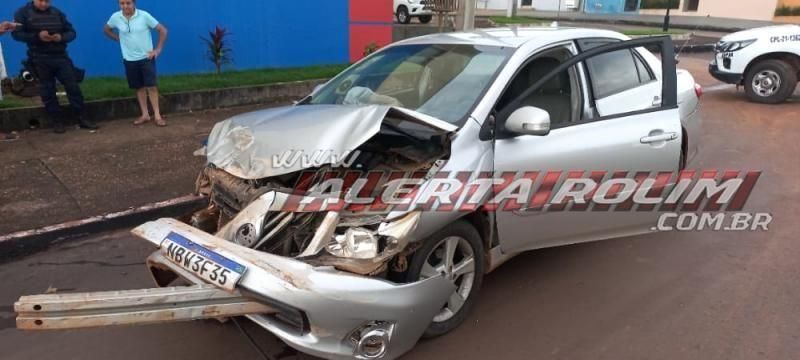 Condutor avança via preferencial e atinge contra caminhonete no Centro de Rolim de Moura; veja o vídeo Condutor avança via preferencial e atinge contra caminhonete no Centro de Rolim de Moura; veja o vídeo