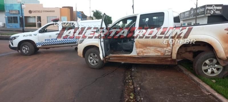 Condutor avança via preferencial e atinge contra caminhonete no Centro de Rolim de Moura; veja o vídeo Condutor avança via preferencial e atinge contra caminhonete no Centro de Rolim de Moura; veja o vídeo