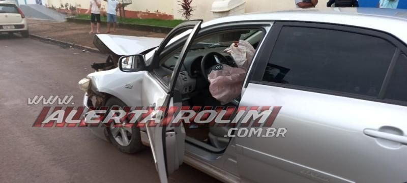 Condutor avança via preferencial e atinge contra caminhonete no Centro de Rolim de Moura; veja o vídeo Condutor avança via preferencial e atinge contra caminhonete no Centro de Rolim de Moura; veja o vídeo