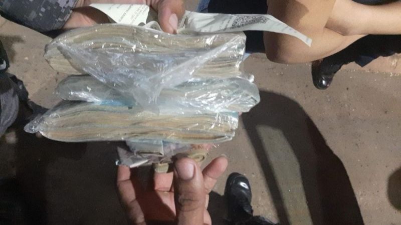 Jaru: Polícia aborda ônibus com mulher supostamente envolvida em assalto em Ji-Paraná; Ela portava grande quantia em dinheiro Jaru: Polícia aborda ônibus com mulher supostamente envolvida em assalto em Ji-Paraná; Ela portava grande quantia em dinheiro