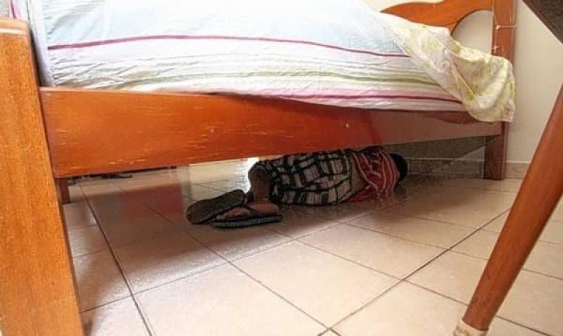 Com medo de ser preso, ladrão é localizado debaixo da cama após furtar motocicleta Com medo de ser preso, ladrão é localizado debaixo da cama após furtar motocicleta