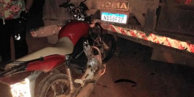 Jovem morre após colidir motocicleta na traseira de caminhão em Guajará-Mirim