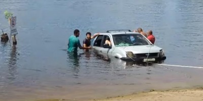 Carro vai parar dentro do rio Guaporé, em Pimenteiras do Oeste, e é resgatado com...