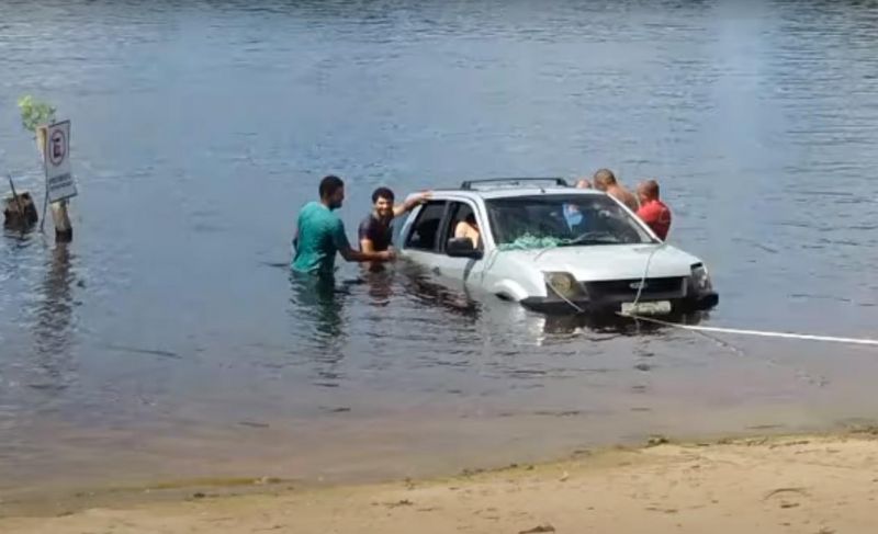 Carro vai parar dentro do rio Guaporé, em Pimenteiras do Oeste, e é resgatado com trator; Veja o vídeo