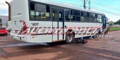 Moto vai parar debaixo de ônibus após colisão em Rolim de Moura; veja o vídeo