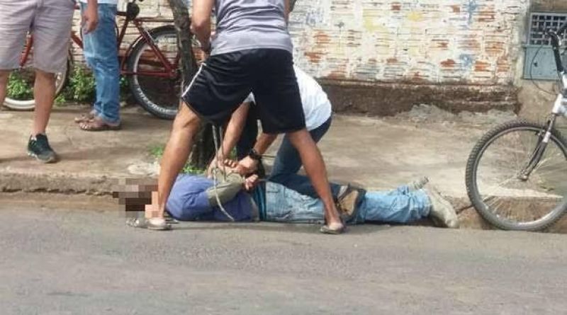 Morador de rua acusado de furtos é surrado pela população Morador de rua acusado de furtos é surrado pela população