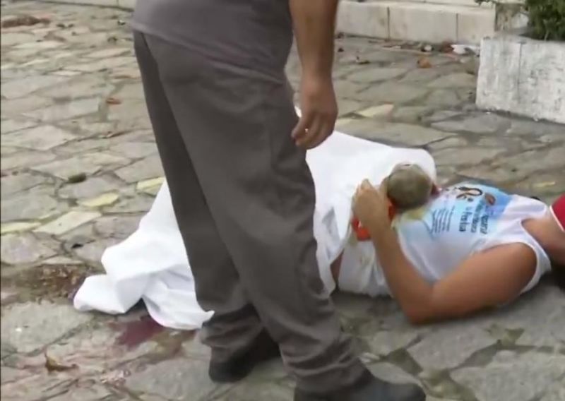 Mulher dá à luz no meio da rua com ajuda de vizinha em Ji-Paraná Mulher dá à luz no meio da rua com ajuda de vizinha em Ji-Paraná