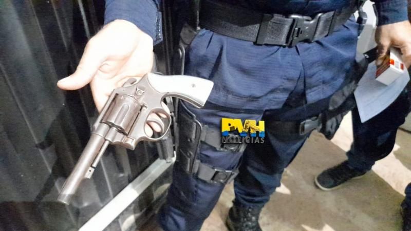 Dupla armada foge de forma alucinada da PM e acaba presa ao sofrer acidente em Porto Velho Dupla armada foge de forma alucinada da PM e acaba presa ao sofrer acidente em Porto Velho