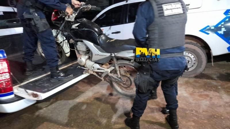 Dupla armada foge de forma alucinada da PM e acaba presa ao sofrer acidente em Porto Velho Dupla armada foge de forma alucinada da PM e acaba presa ao sofrer acidente em Porto Velho