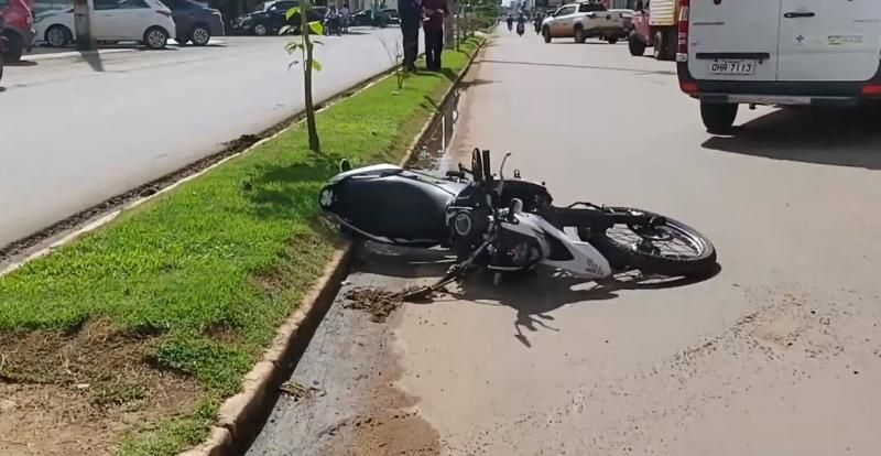Motociclista escapa da morte após perder controle da direção e cair embaixo de caminhonete em Ariquemes